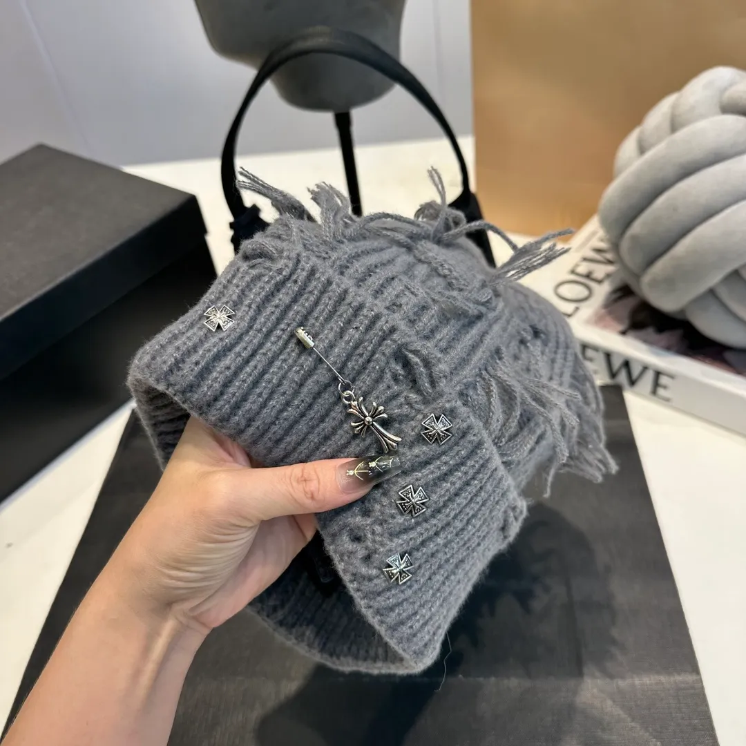 P60 Crow Heart Autumn and Winter Wool Knitted Beanie This must be the favorite of minimalism. It is clean, neat, fashionable and versatile, and will definitely not be picky about your face shape! A fashionable classic that lasts forever! Fashionable black and white can be purchased together